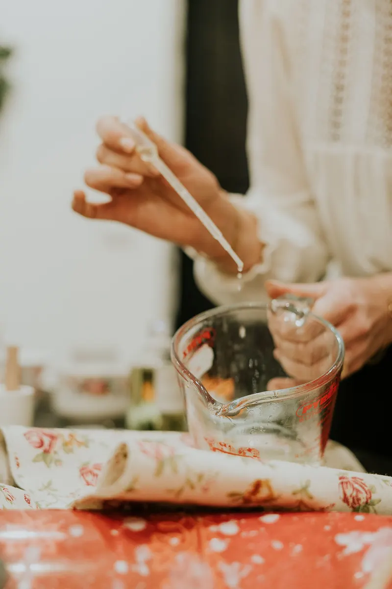Dosage à la pipette d'un parfum lors de la création d'une bougie sur-mesure
